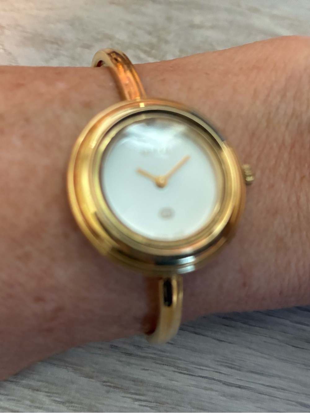 VINTAGE Gucci Gold and Cream Bangle Watch - Picture 6 of 6